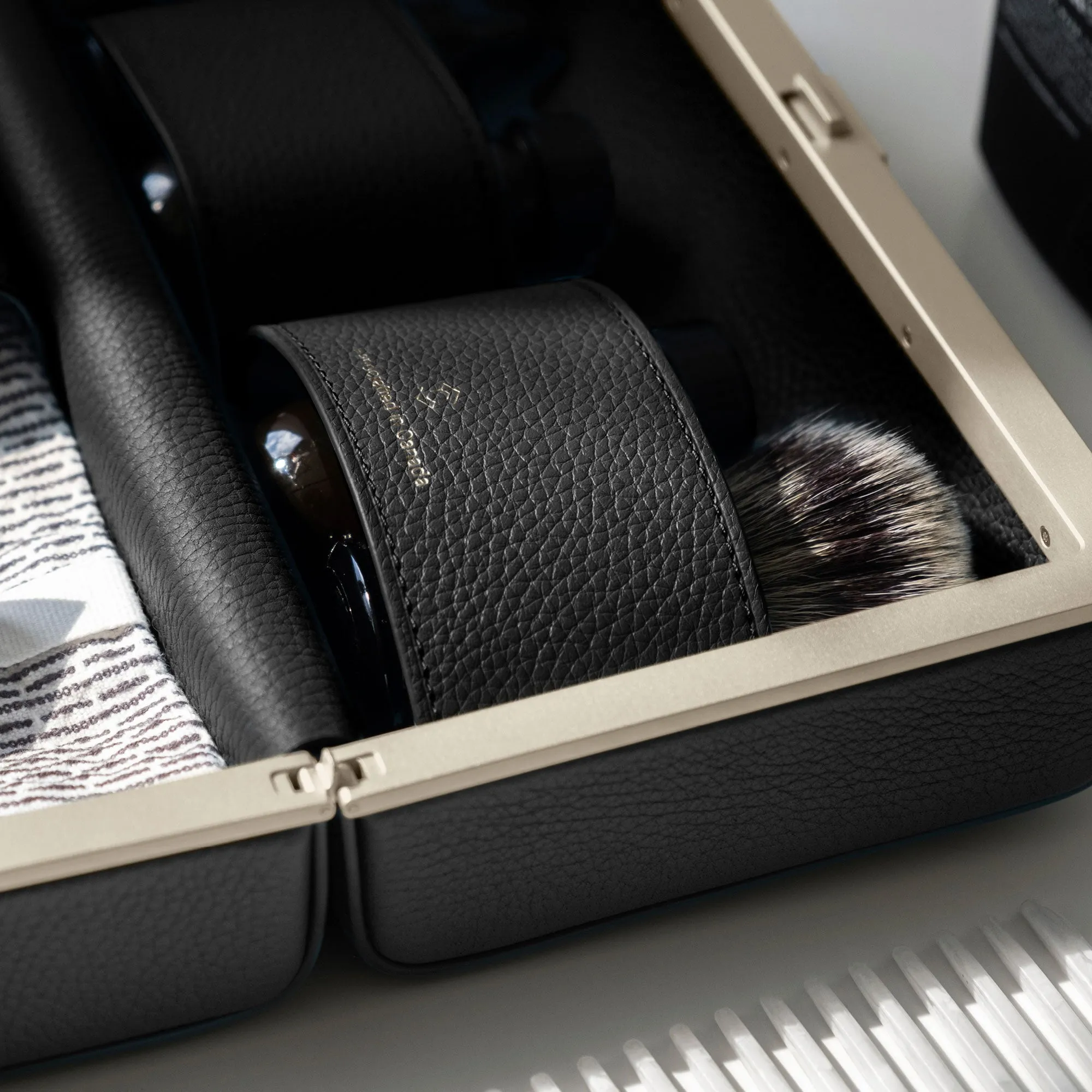 MORAINE TOILETRY BAG - BLACK / CHAMPAGNE