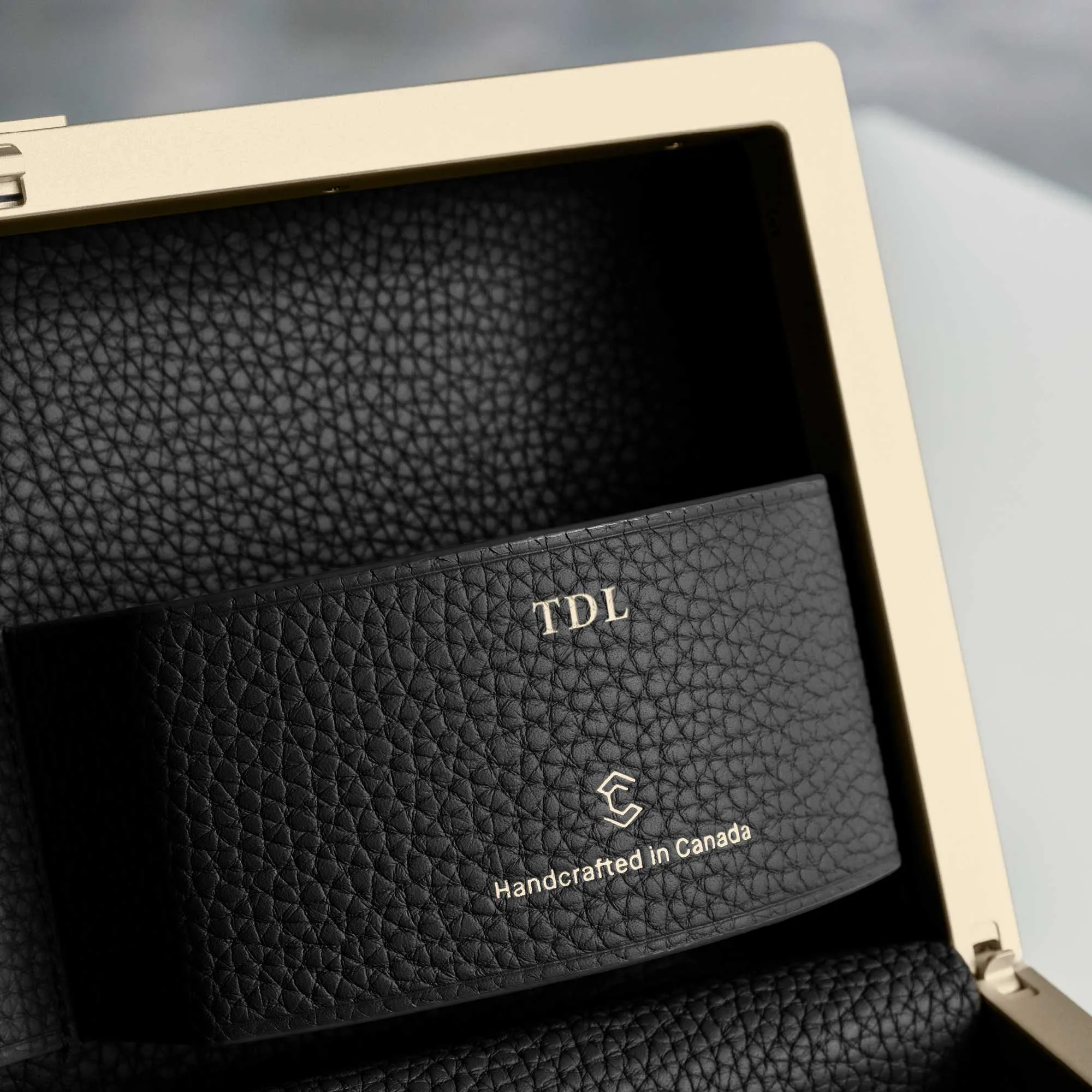 MORAINE TOILETRY BAG - BLACK / CHAMPAGNE